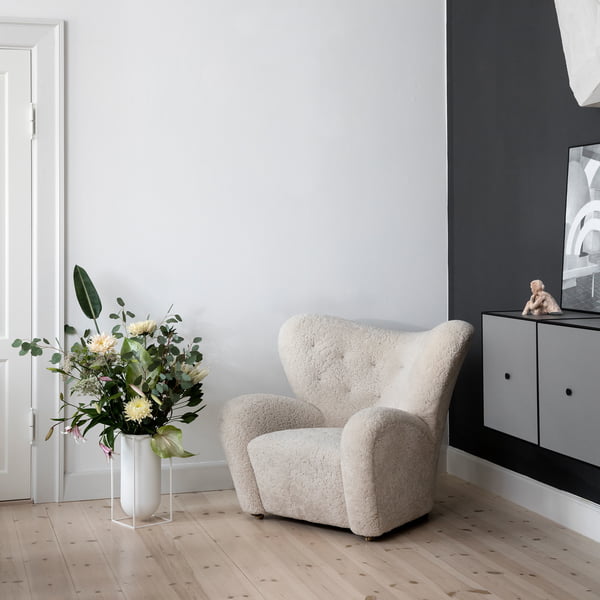 Vase Kubus Nolia avec le fauteuil Tired Man de Lassen