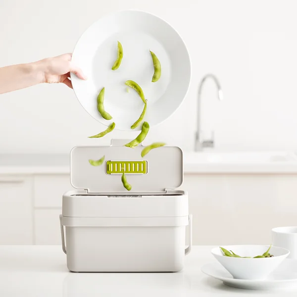 Compo 4 - Poubelle biologique de Joseph Joseph en gris