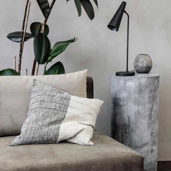 Housse de coussin plongée de House Doctor sur le canapé