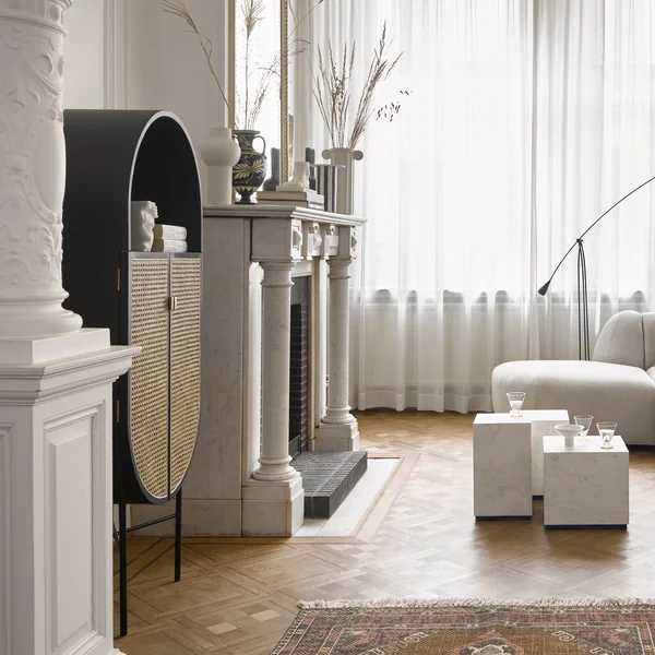 L'armoire rétro ovale, noire de HKliving dans un salon élégant