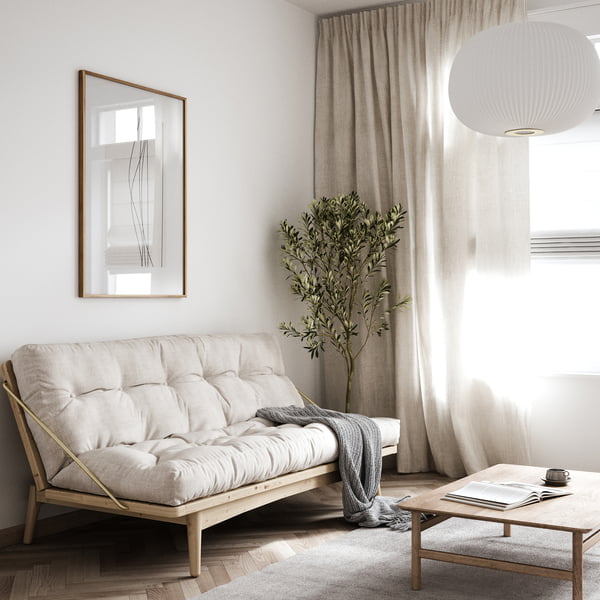 Le canapé-lit Folk de Karup Design dans un salon aux couleurs naturelles