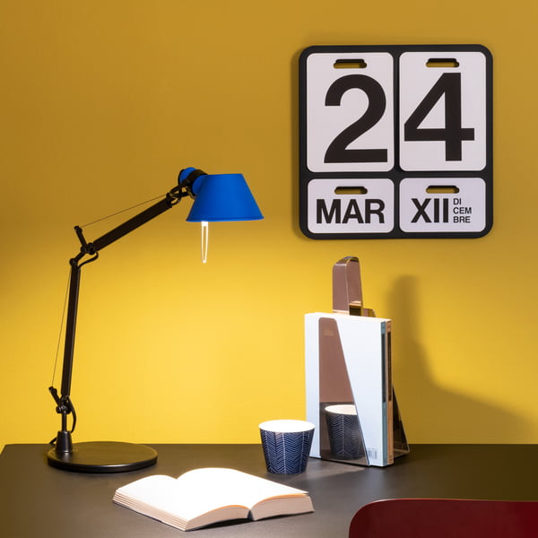 Lampe de table Tolomeo Micro Bicolor par Artemide sur le bureau