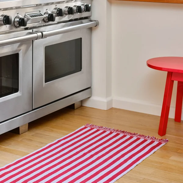 Tapis multicolore dans la cuisine