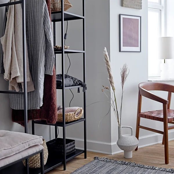 Le portemanteau Valde de Bloomingville dans la chambre à coucher