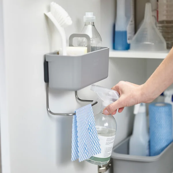 L'organisateur de lave-vaisselle DoorStore de Joseph Joseph caché dans le placard de la cuisine