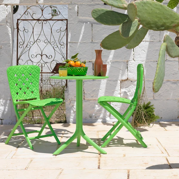 La chaise pliante italienne Zac Spring de Nardi sur une terrasse en pierre