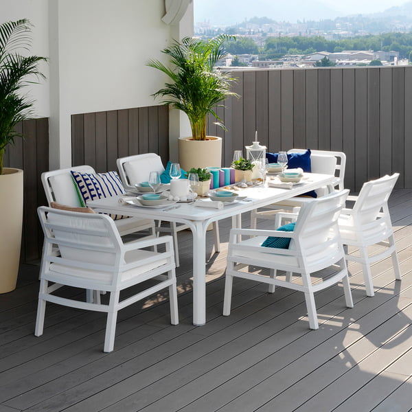 La table à rallonge blanche Alloro 210 de Nardi est stable et élégante sur la terrasse en bois.