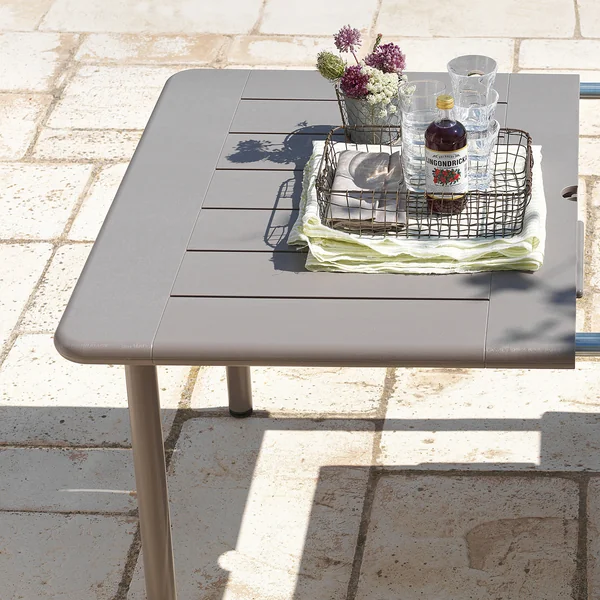 La table à rallonge Maestrale 220 de Nardi est fabriquée en placage et en aluminium.