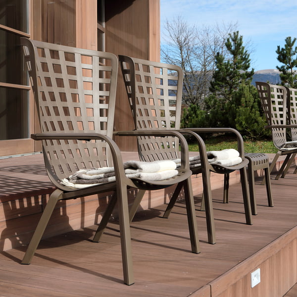 Plusieurs Folio Fauteuils d'extérieur de Nardi sur une terrasse en bois