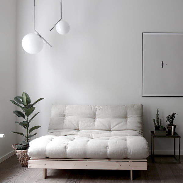 Le Roots Canapé-lit de Karup Design dans un espace minimaliste