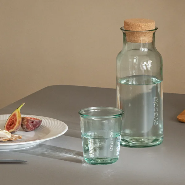 Carafe recyclée avec liège et verre à boire recyclé par Eva Solo