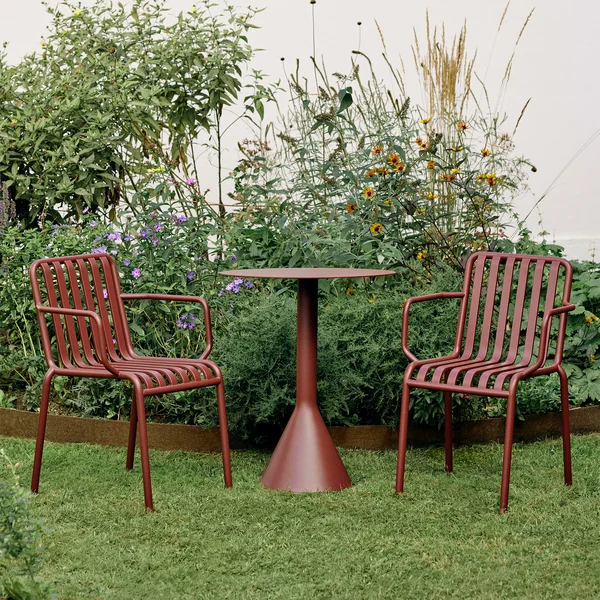 Palissade - Chaise avec accoudoirs, iron red de HAY